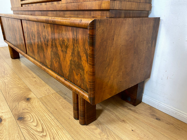 WMK I Wunderschöner 30er Jahre Art Deco Wohnzimmerschrank I Vollholz in edlem Walnuss I Schrank Vitrine Bücherschrank Büchervitrine Herrenzimmer Sideboard Antik Vintage Dresden NRW Bayern