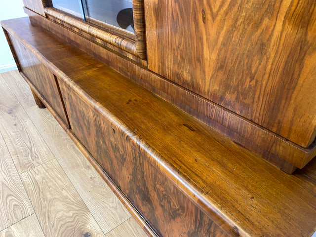 WMK I Wunderschöner 30er Jahre Art Deco Wohnzimmerschrank I Vollholz in edlem Walnuss I Schrank Vitrine Bücherschrank Büchervitrine Herrenzimmer Sideboard Antik Vintage Dresden NRW Bayern