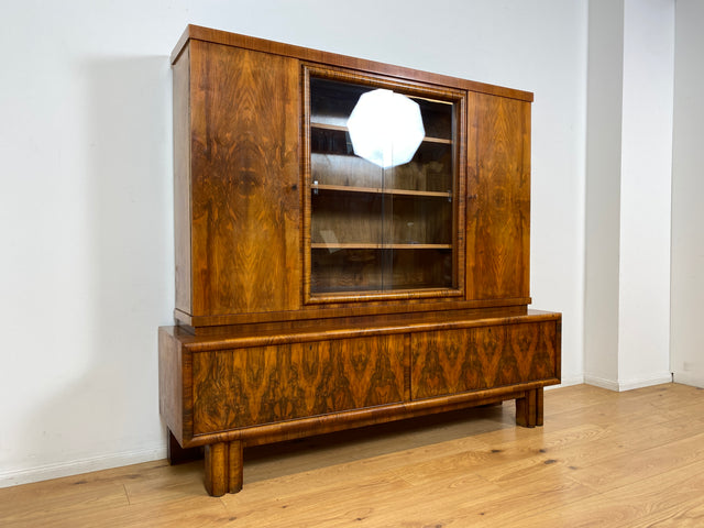WMK I Wunderschöner 30er Jahre Art Deco Wohnzimmerschrank I Vollholz in edlem Walnuss I Schrank Vitrine Bücherschrank Büchervitrine Herrenzimmer Sideboard Antik Vintage Dresden NRW Bayern