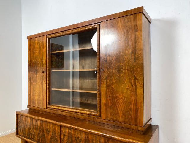 WMK I Wunderschöner 30er Jahre Art Deco Wohnzimmerschrank I Vollholz in edlem Walnuss I Schrank Vitrine Bücherschrank Büchervitrine Herrenzimmer Sideboard Antik Vintage Dresden NRW Bayern