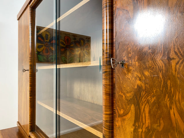 WMK I Wunderschöner 30er Jahre Art Deco Wohnzimmerschrank I Vollholz in edlem Walnuss I Schrank Vitrine Bücherschrank Büchervitrine Herrenzimmer Sideboard Antik Vintage Dresden NRW Bayern