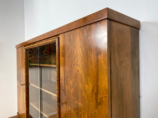 WMK I Wunderschöner 30er Jahre Art Deco Wohnzimmerschrank I Vollholz in edlem Walnuss I Schrank Vitrine Bücherschrank Büchervitrine Herrenzimmer Sideboard Antik Vintage Dresden NRW Bayern