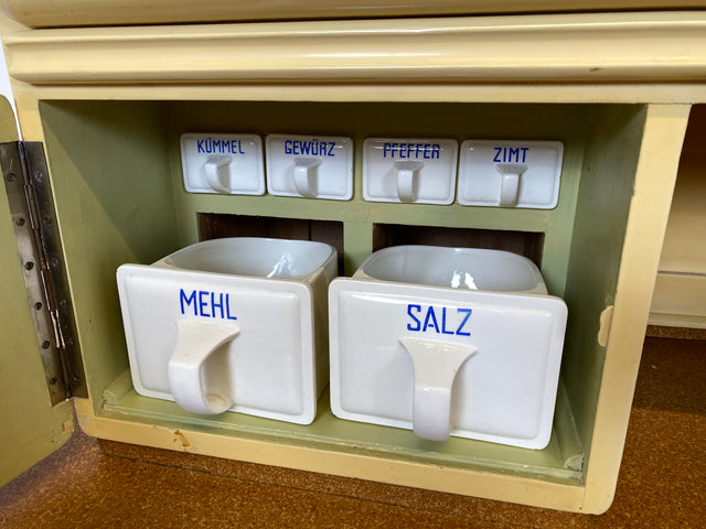 WMK I Schöne 30er Jahre Küchenanrichte aus vollem Holz mit Originalgläsern und Keramik Schütten I Küche Büffet Büfett Küchenschrank Anrichte Kredenz Art Deco Vintage 40er 50er Berlin Dresden Münster