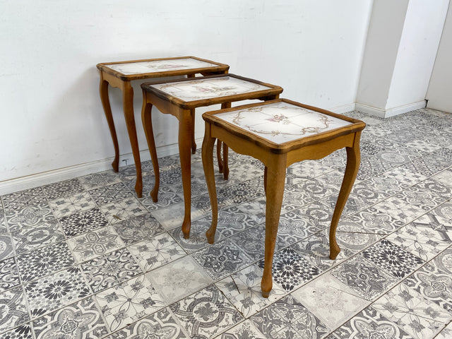 WMK Beautiful set of well-preserved 3-in-1 nesting tables with curved legs and hand-painted tile shelf # Coffee table Nesting Tables Side table table coffee table Chippendale Vintage