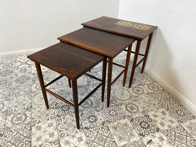 WMK Stilvoller und sehr gut erhaltener skandinavischer 3-in-1 Satztisch aus edlem Palisander mit kunstvollen Fliesen # Beistelltisch Couchtisch Coffee table Vintage Danish Design Mid-Century Rosewood