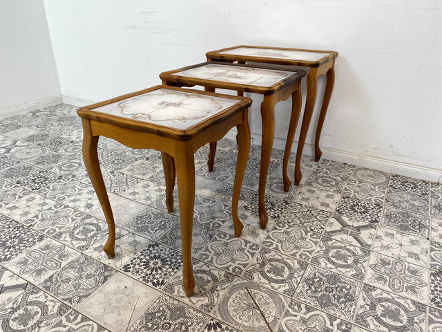 WMK Beautiful set of well-preserved 3-in-1 nesting tables with curved legs and hand-painted tile shelf # Coffee table Nesting Tables Side table table coffee table Chippendale Vintage