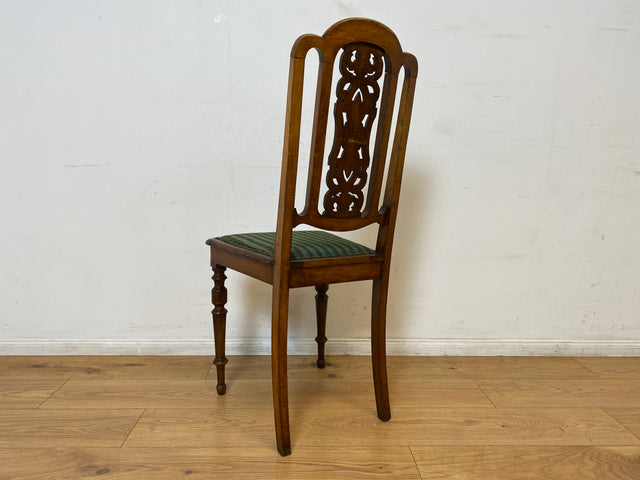 WMK I Set aus 4 eleganten antiken Stühle mit handverzierter durchbrochener Rückenlehne und grünem Sitzbezug