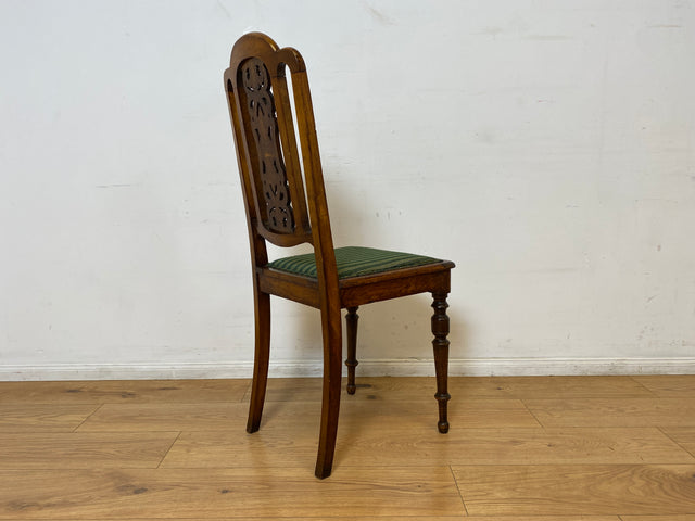 WMK I Set aus 4 eleganten antiken Stühle mit handverzierter durchbrochener Rückenlehne und grünem Sitzbezug