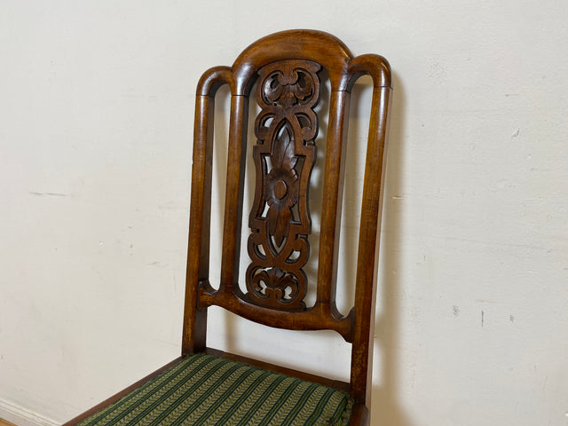 WMK I Set aus 4 eleganten antiken Stühle mit handverzierter durchbrochener Rückenlehne und grünem Sitzbezug