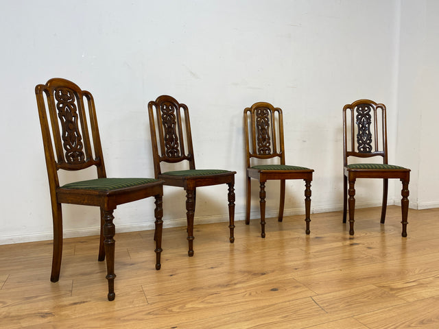 WMK I Set aus 4 eleganten antiken Stühle mit handverzierter durchbrochener Rückenlehne und grünem Sitzbezug
