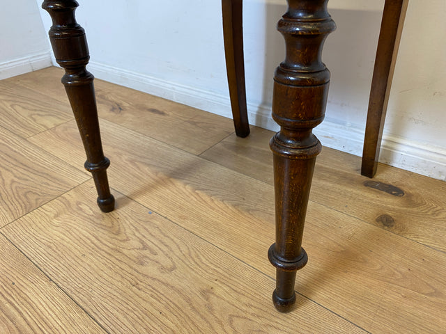 WMK I Set aus 4 eleganten antiken Stühle mit handverzierter durchbrochener Rückenlehne und grünem Sitzbezug