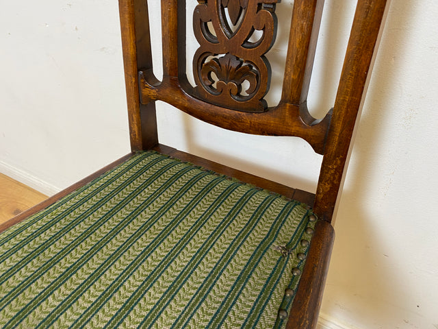 WMK I Set aus 4 eleganten antiken Stühle mit handverzierter durchbrochener Rückenlehne und grünem Sitzbezug