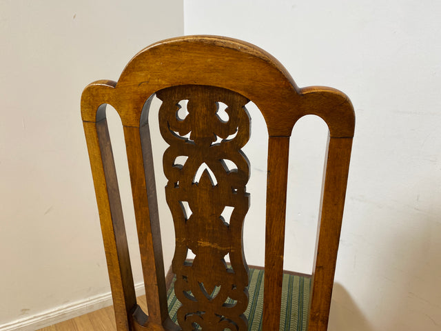 WMK I Set aus 4 eleganten antiken Stühle mit handverzierter durchbrochener Rückenlehne und grünem Sitzbezug