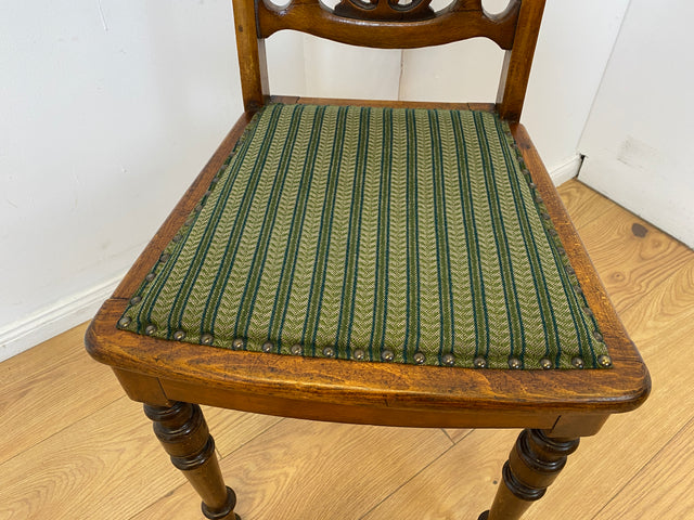 WMK I Set aus 4 eleganten antiken Stühle mit handverzierter durchbrochener Rückenlehne und grünem Sitzbezug