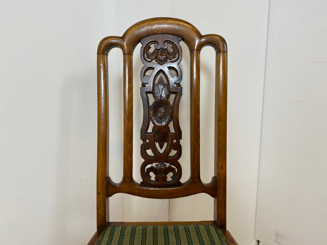 WMK I Set aus 4 eleganten antiken Stühle mit handverzierter durchbrochener Rückenlehne und grünem Sitzbezug