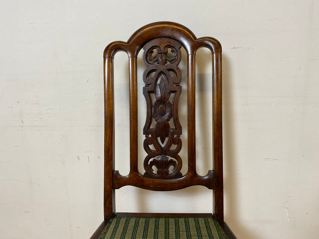 WMK I Set aus 4 eleganten antiken Stühle mit handverzierter durchbrochener Rückenlehne und grünem Sitzbezug