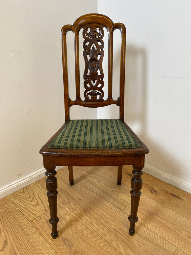 WMK I Set aus 4 eleganten antiken Stühle mit handverzierter durchbrochener Rückenlehne und grünem Sitzbezug