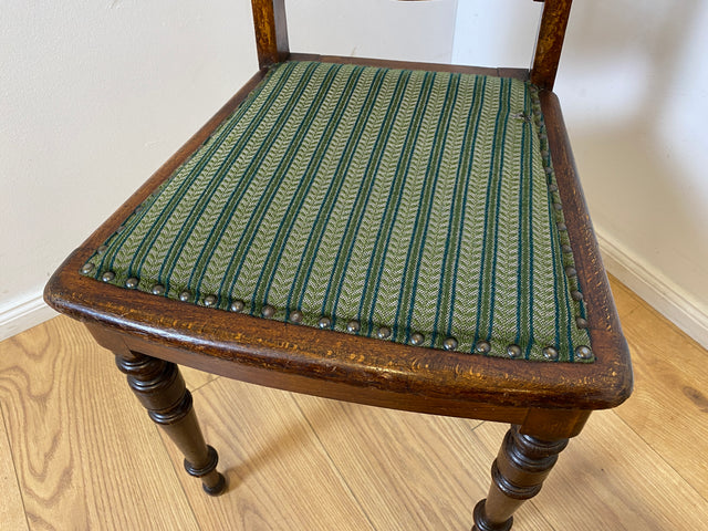 WMK I Set aus 4 eleganten antiken Stühle mit handverzierter durchbrochener Rückenlehne und grünem Sitzbezug