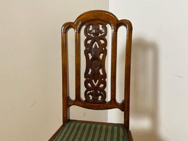 WMK I Set aus 4 eleganten antiken Stühle mit handverzierter durchbrochener Rückenlehne und grünem Sitzbezug