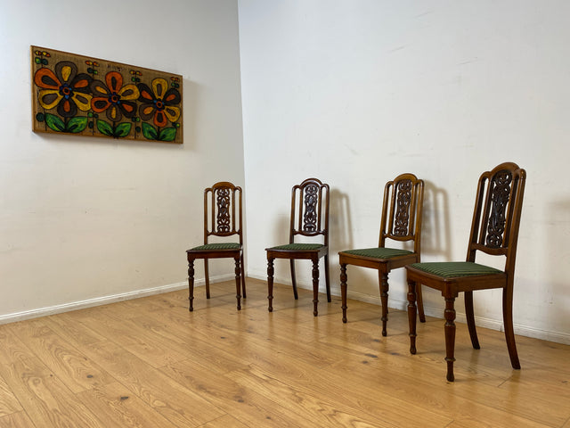 WMK I Set aus 4 eleganten antiken Stühle mit handverzierter durchbrochener Rückenlehne und grünem Sitzbezug