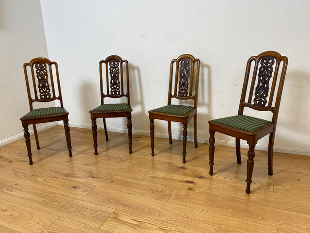 WMK I Set aus 4 eleganten antiken Stühle mit handverzierter durchbrochener Rückenlehne und grünem Sitzbezug