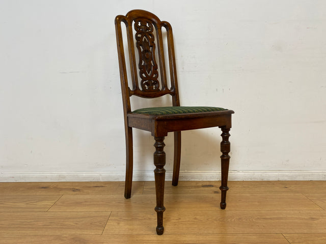 WMK I Set aus 4 eleganten antiken Stühle mit handverzierter durchbrochener Rückenlehne und grünem Sitzbezug