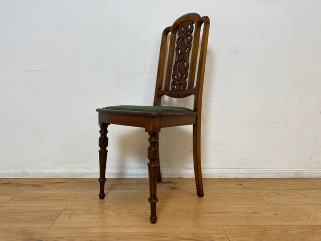 WMK I Set aus 4 eleganten antiken Stühle mit handverzierter durchbrochener Rückenlehne und grünem Sitzbezug
