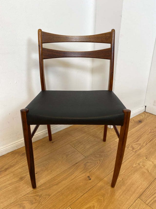 WMK I 4er Set skandinavischer Mid-Century Stühle I aus Teakholz mit schwarzem Kunst Leder Bezug I Esszimmerstühle Küchenstühle Holzstühle Chairs Skai Danish Design Vintage Teak Berlin Bayern Hannover