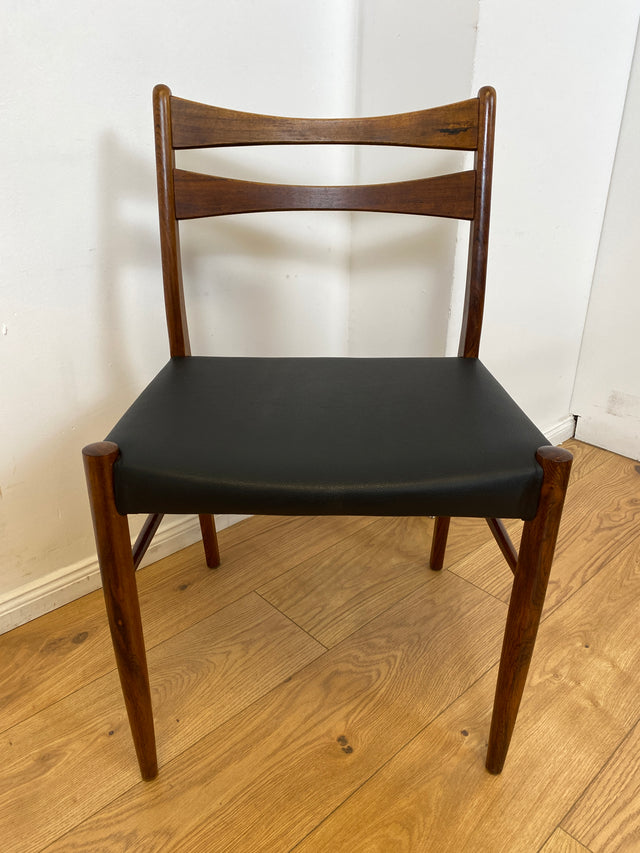 WMK I 4er Set skandinavischer Mid-Century Stühle I aus Teakholz mit schwarzem Kunst Leder Bezug I Esszimmerstühle Küchenstühle Holzstühle Chairs Skai Danish Design Vintage Teak Berlin Bayern Hannover