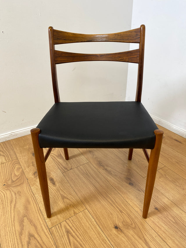 WMK I 4er Set skandinavischer Mid-Century Stühle I aus Teakholz mit schwarzem Kunst Leder Bezug I Esszimmerstühle Küchenstühle Holzstühle Chairs Skai Danish Design Vintage Teak Berlin Bayern Hannover