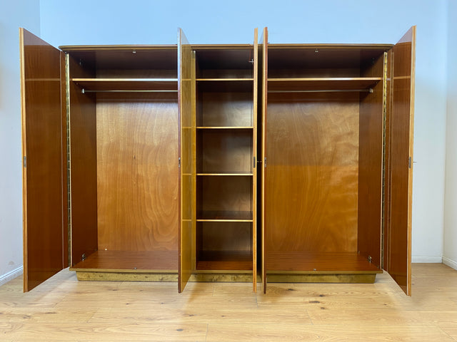 WMK I Stilvoller und sehr geräumiger 50er Jahre Kleiderschrank mit guter Aufteilung