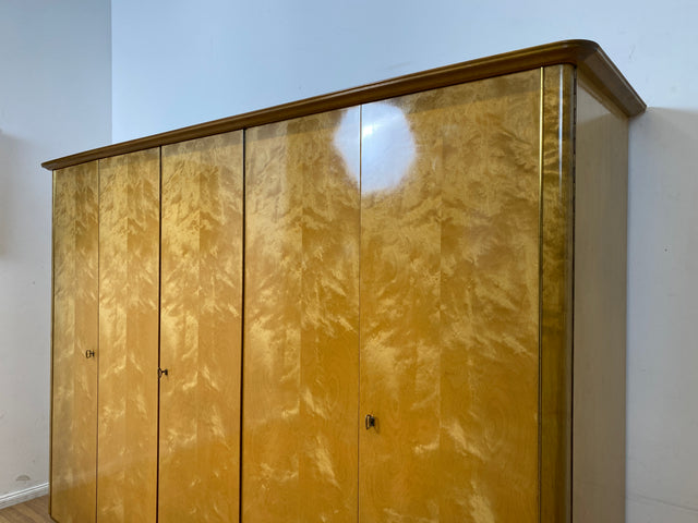 WMK I Stilvoller und sehr geräumiger 50er Jahre Kleiderschrank mit guter Aufteilung