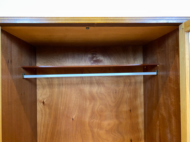 WMK I Versand 85€ I Formschöner und sehr gut erhaltener 50er Jahre Kleiderschrank mit Glastüren I Schrank Wardrobe Schlafzimmer Wäsche Mid-Century Rockabilly Vintage 60er Berlin Leipzig Dortmund