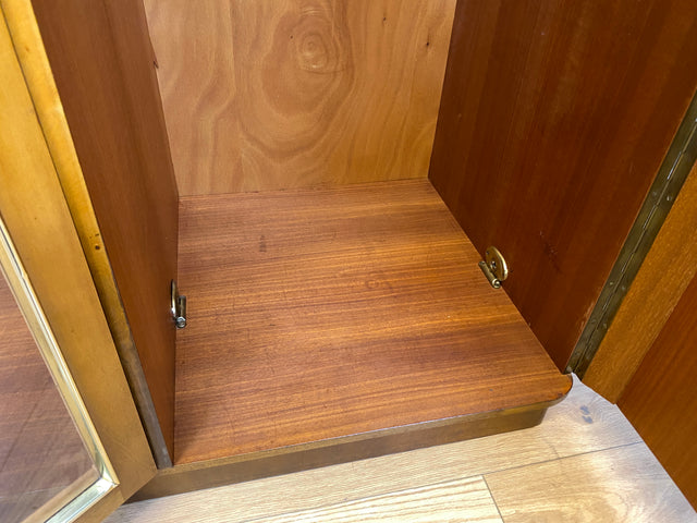 WMK I Versand 85€ I Formschöner und sehr gut erhaltener 50er Jahre Kleiderschrank mit Glastüren I Schrank Wardrobe Schlafzimmer Wäsche Mid-Century Rockabilly Vintage 60er Berlin Leipzig Dortmund