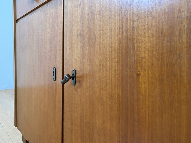 WMK I Sehr schöne 50er Jahre Kommode aus vollem Holz mir Schubladen und Messinggriffen
