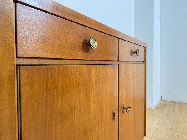 WMK I Sehr schöne 50er Jahre Kommode aus vollem Holz mir Schubladen und Messinggriffen