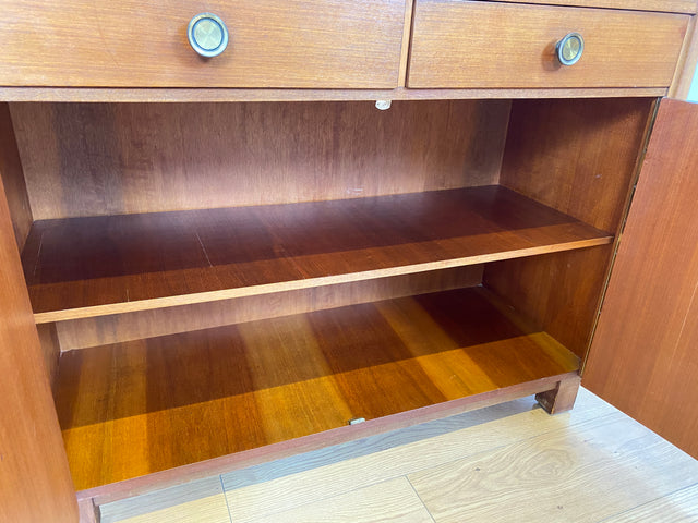WMK I Sehr schöne 50er Jahre Kommode aus vollem Holz mir Schubladen und Messinggriffen