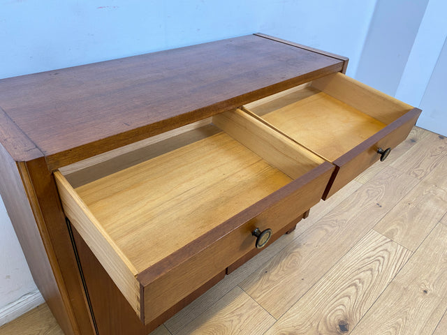 WMK I Sehr schöne 50er Jahre Kommode aus vollem Holz mir Schubladen und Messinggriffen