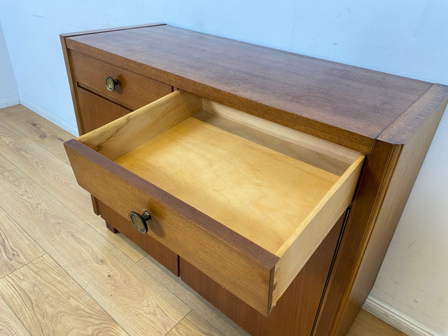 WMK I Sehr schöne 50er Jahre Kommode aus vollem Holz mir Schubladen und Messinggriffen