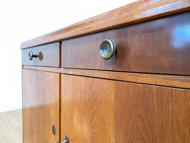 WMK I Formschöne & gut erhaltene 50er Jahre Kommode aus vollem Holz mit Schubladen und Messinggriffen I Schrank Sideboard Wäschekommode Anrichte Schuhschrank Mid-Century Vintage Berlin Bayern Sachsen