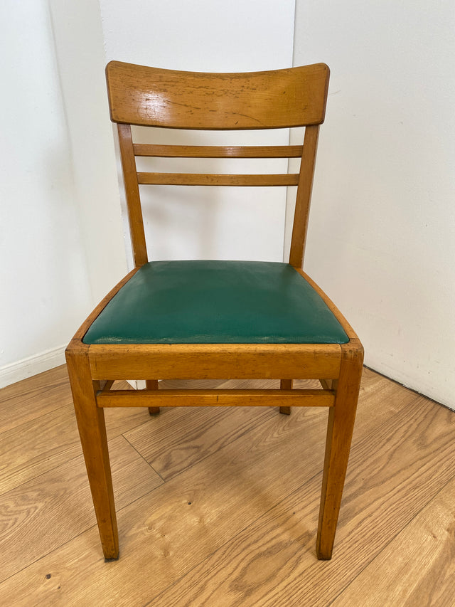 WMK I 1/3 Klassischer 50er Jahre Küchenstuhl aus hellem Buchenholz mit grünem Kunstlederbezug I Stuhl Holzstuhl Schulstuhl Esszimmerstuhl Mid-Century Vintage 60er Berlin Köln Hamburg I Versand möglich