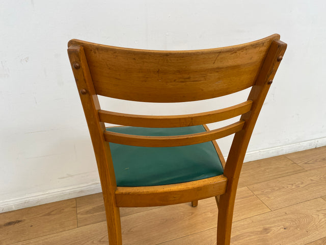 WMK I 1/3 Klassischer 50er Jahre Küchenstuhl aus hellem Buchenholz mit grünem Kunstlederbezug I Stuhl Holzstuhl Schulstuhl Esszimmerstuhl Mid-Century Vintage 60er Berlin Köln Hamburg I Versand möglich