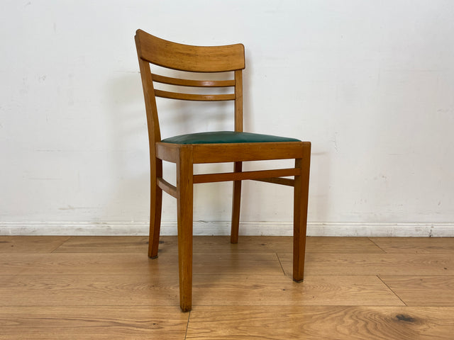 WMK I 1/3 Klassischer 50er Jahre Küchenstuhl aus hellem Buchenholz mit grünem Kunstlederbezug I Stuhl Holzstuhl Schulstuhl Esszimmerstuhl Mid-Century Vintage 60er Berlin Köln Hamburg I Versand möglich