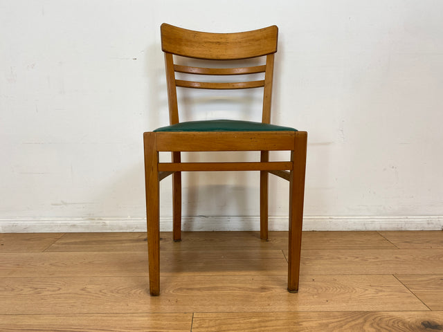 WMK I 1/3 Klassischer 50er Jahre Küchenstuhl aus hellem Buchenholz mit grünem Kunstlederbezug I Stuhl Holzstuhl Schulstuhl Esszimmerstuhl Mid-Century Vintage 60er Berlin Köln Hamburg I Versand möglich