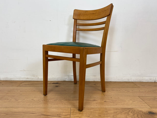 WMK I 1/3 Klassischer 50er Jahre Küchenstuhl aus hellem Buchenholz mit grünem Kunstlederbezug I Stuhl Holzstuhl Schulstuhl Esszimmerstuhl Mid-Century Vintage 60er Berlin Köln Hamburg I Versand möglich