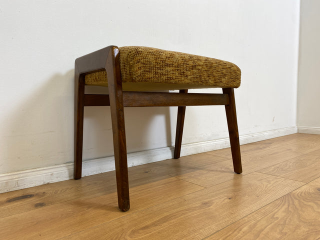 WMK # Schöner und sehr gut erhaltener 50er Jahre Sitzhocker mit konischen Füßen aus Nussbaum und dezentem Originalbezug # Sitzhocker Fußhocker Bank Fußbank 60er Mid-Century Vintage # Versand möglich