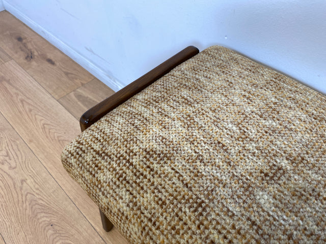 WMK # Schöner und sehr gut erhaltener 50er Jahre Sitzhocker mit konischen Füßen aus Nussbaum und dezentem Originalbezug # Sitzhocker Fußhocker Bank Fußbank 60er Mid-Century Vintage # Versand möglich