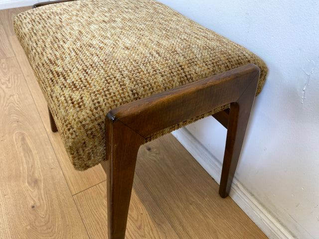 WMK # Schöner und sehr gut erhaltener 50er Jahre Sitzhocker mit konischen Füßen aus Nussbaum und dezentem Originalbezug # Sitzhocker Fußhocker Bank Fußbank 60er Mid-Century Vintage # Versand möglich