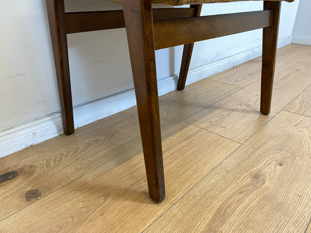WMK # Schöner und sehr gut erhaltener 50er Jahre Sitzhocker mit konischen Füßen aus Nussbaum und dezentem Originalbezug # Sitzhocker Fußhocker Bank Fußbank 60er Mid-Century Vintage # Versand möglich