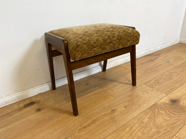 WMK # Schöner und sehr gut erhaltener 50er Jahre Sitzhocker mit konischen Füßen aus Nussbaum und dezentem Originalbezug # Sitzhocker Fußhocker Bank Fußbank 60er Mid-Century Vintage # Versand möglich